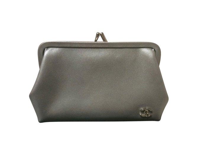 Chanel Clutch bags Grey Patent leather  ref.44621