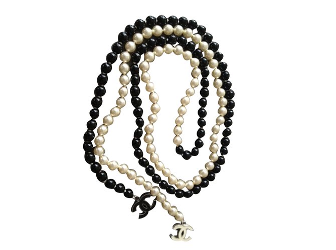 Chanel Halsketten Schwarz Weiß Perle  ref.44737