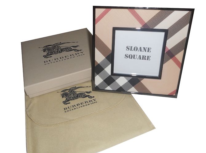 Burberry cornice Marrone