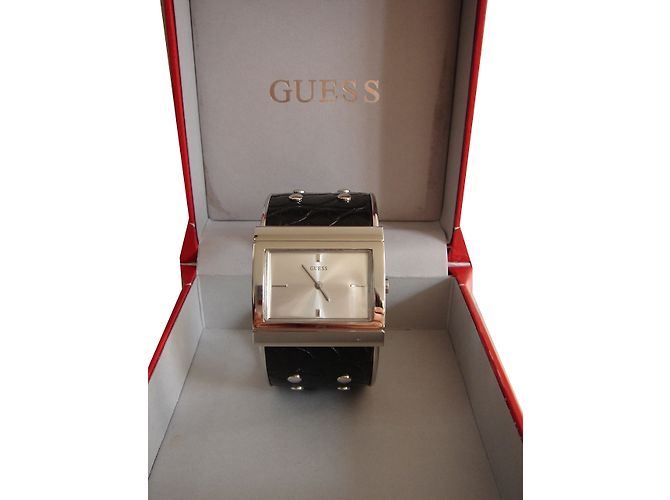 Relógio Guess preto de couro de crocodilo e tachas prateadas