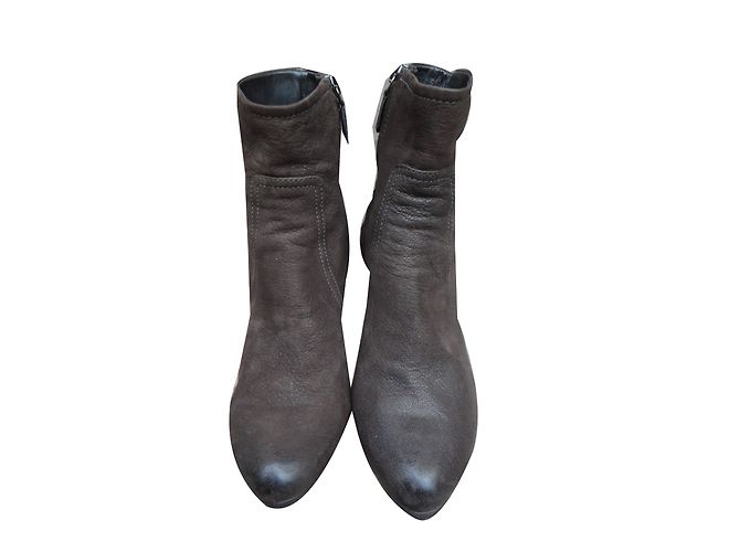 Botines Prada de piel marrón oscuro