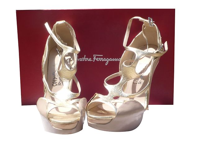 Sandali Salvatore Ferragamo in pelle beige e oro D'oro