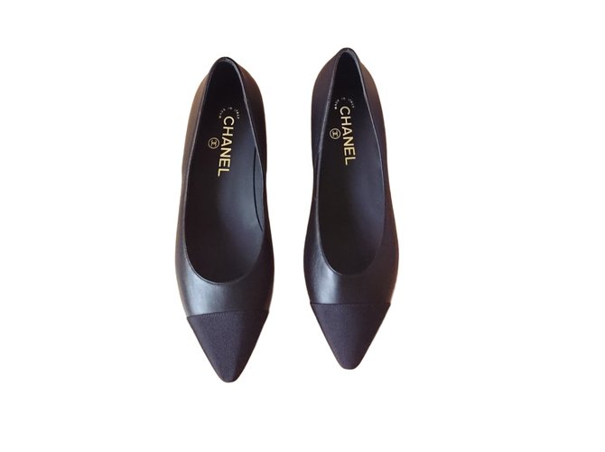 Chanel Zapatillas de ballet Negro Cuero  ref.45550