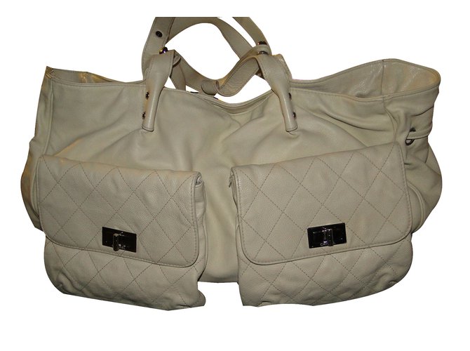 Chanel Handbags Cream Leather  ref.45728