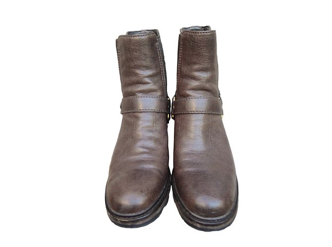 Botas de cano curto Prada em couro marrom 