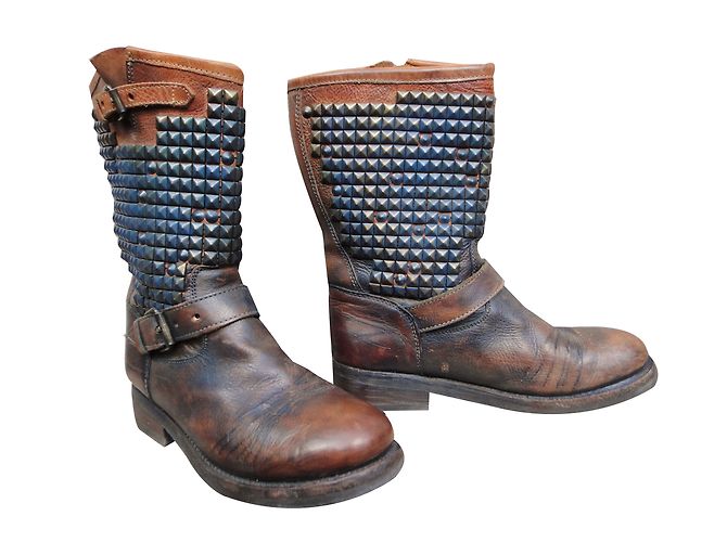 Botines Ash Trash de cuero tachonado caramelo