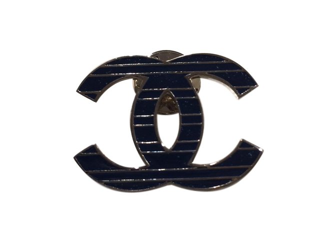 Chanel Alfinetes e broches Azul marinho Metal  ref.46302