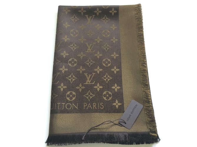 Louis Vuitton clásico monograma bufanda marrón y dorado brillo Castaño Seda  ref.47345
