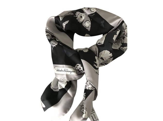 Salvatore Ferragamo Foulard Soie Noir Blanc Bleu Marine  ref.48421