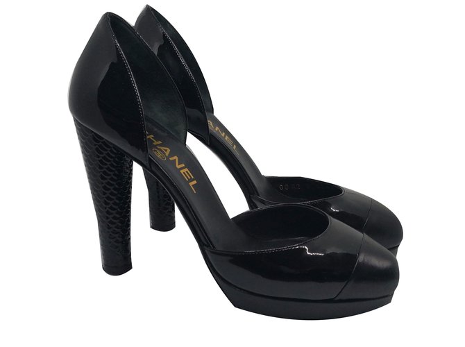 Chanel Pumps Black Leather Patent leather  ref.84682