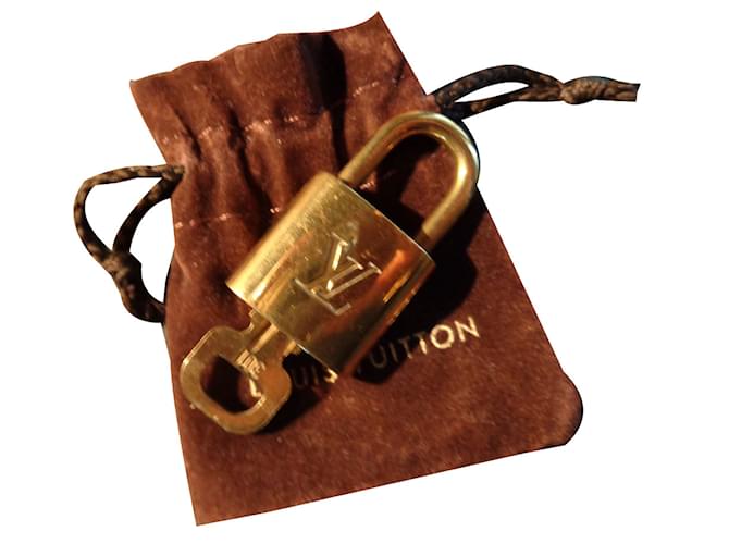 Louis Vuitton Encantos de saco Dourado Metal  ref.50848