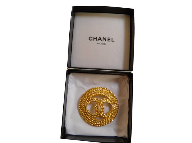 Chanel Alfinetes e broches Dourado  ref.51275