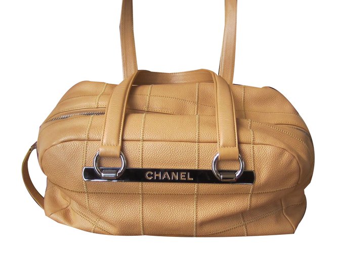 Chanel Saco de boliche Bege Couro  ref.53878