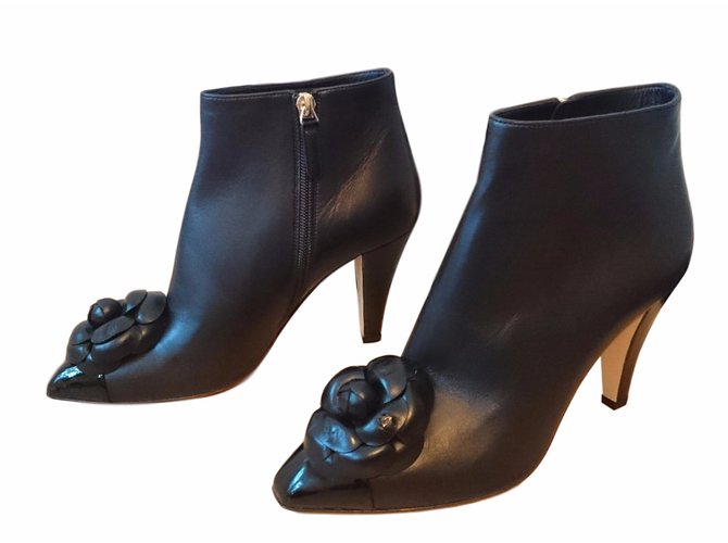 Chanel Ankle Boots Black Leather ref.53944 - Joli Closet
