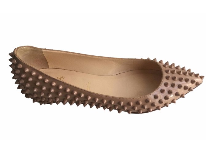 Christian Louboutin Pigalle spikes flats Cuir vernis Beige  ref.54263