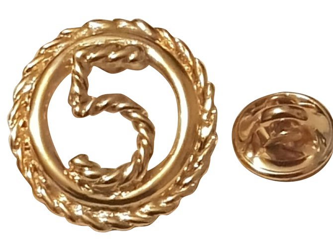 Chanel Alfinetes e broches Dourado Banhado a ouro  ref.54616