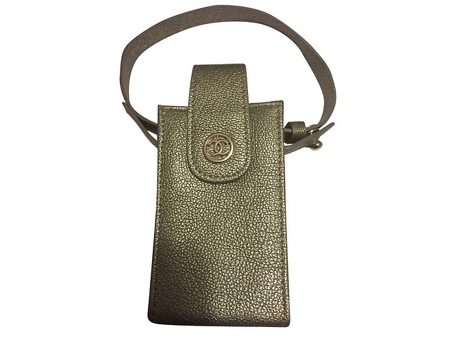 Chanel Mini Clutch aus silbernem Leder