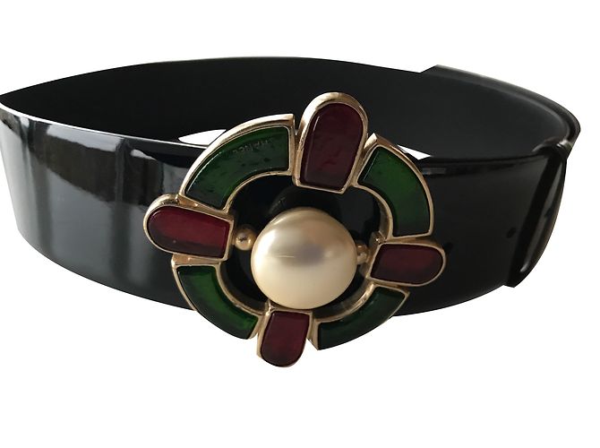 Cintura Chanel in vernice nera con perla e fibbia gioiello Nero