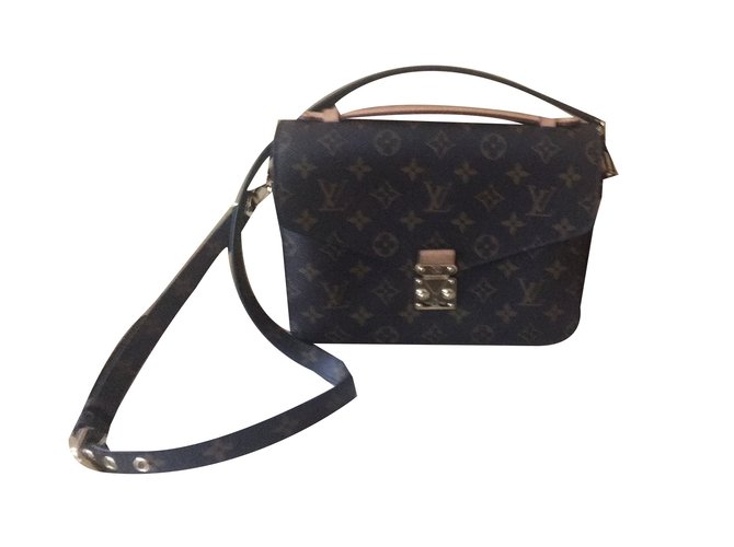 Louis Vuitton Sac Bandolier Shoulder Bag. 