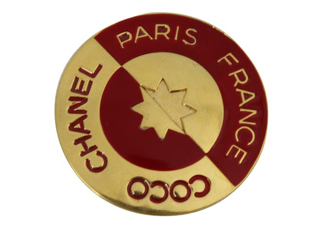 Chanel Alfileres y broches Dorado Metal  ref.55070