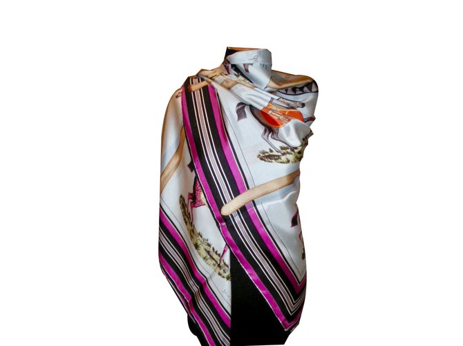 Hermès Couvertures et Tenues de jour pour l'écurie, l'attente et la présentation Soie Multicolore  ref.55215