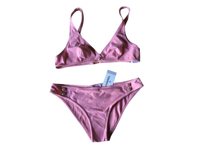 Bikini rosa con botones forrados de Chanel.