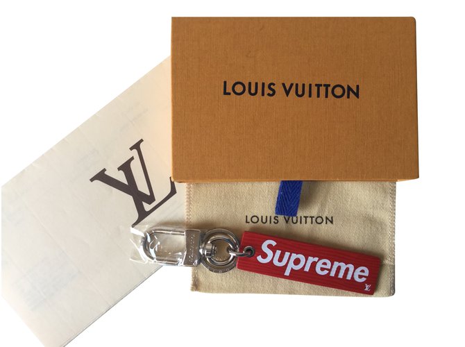 Porte-clés Louis Vuitton X Supreme Limited Edition 2017 Cuir Rouge  ref.55881