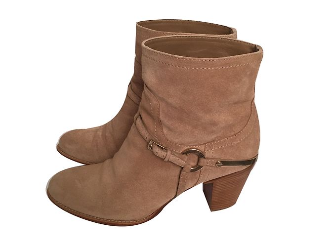Botas Christian Dior Bege de Camurça com Logo CD