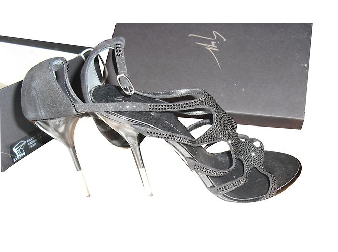 Sandali Giuseppe Zanotti in scamosciato nero con strass