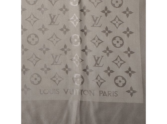 Louis Vuitton Lenço Clássico Monograma Bege Seda  ref.56491