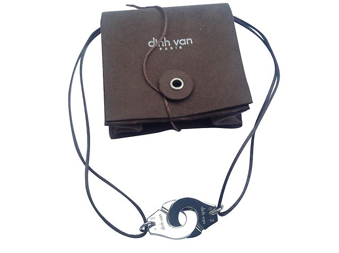 Dinh Van Menottes R 20
