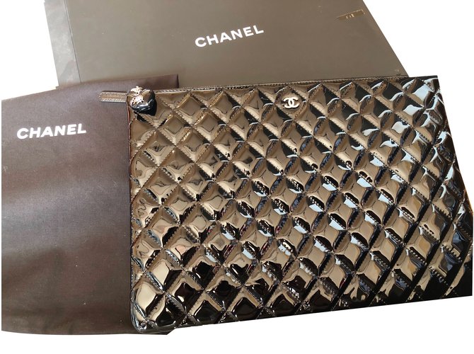 Chanel Bolsos de embrague Negro Charol  ref.59542