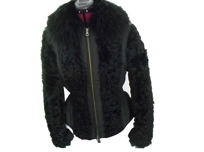 Piumino Moschino nero in pelliccia di pecora