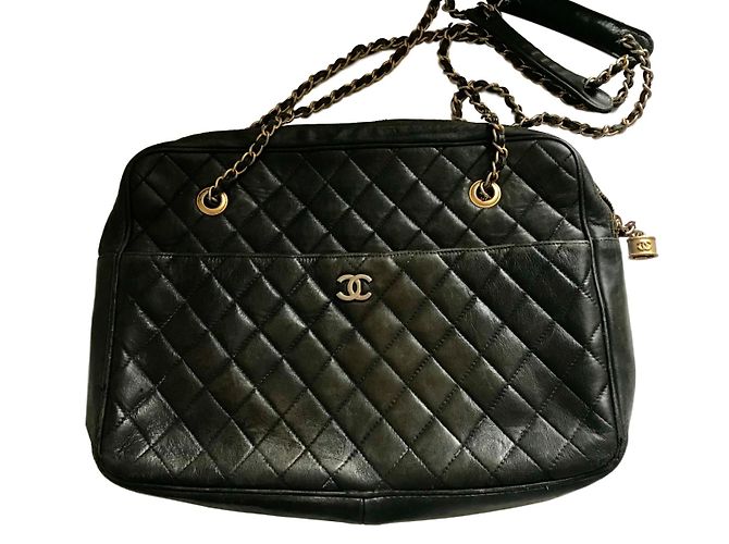 Bolsa Chanel em couro preto acolchoado