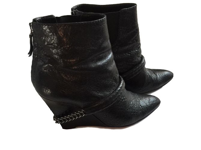 Botas de tornozelo Givenchy em pele preta Preto