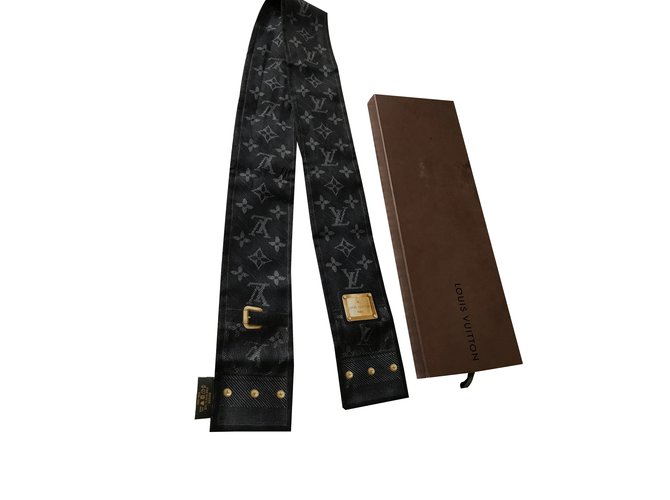 Louis Vuitton Silk scarves Black ref.61095 - Joli Closet