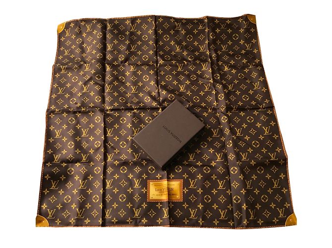 Louis Vuitton Bufandas de seda Castaño