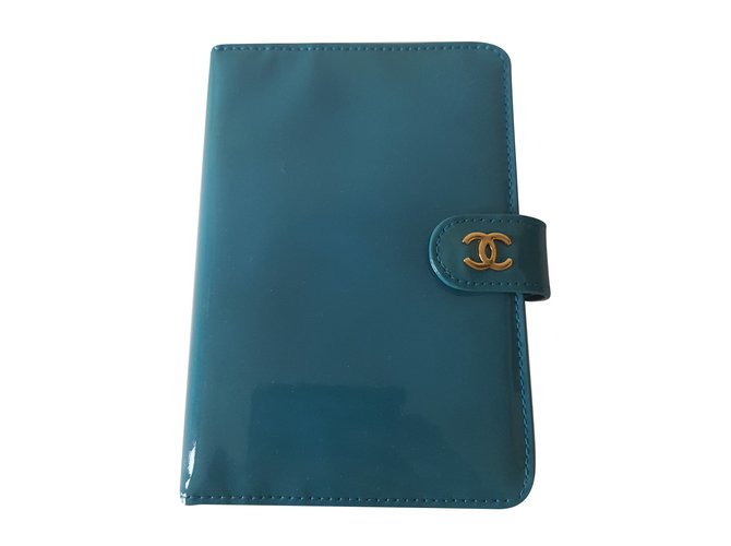Chanel Bolsas, carteiras, casos Azul Couro envernizado  ref.61686