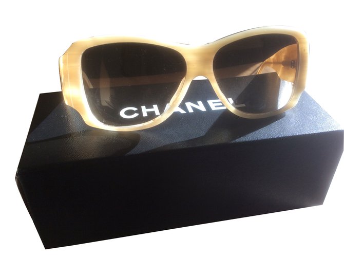 Chanel Gafas de sol Crema Plástico  ref.61867