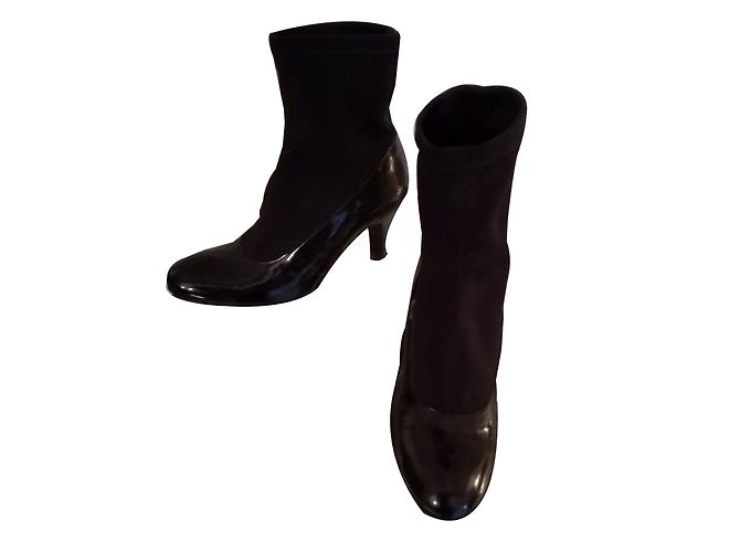 Agnès b. Botines de charol negro