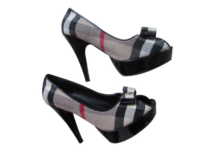 Burberry Heels Multiple colors Patent leather Cloth  ref.62274