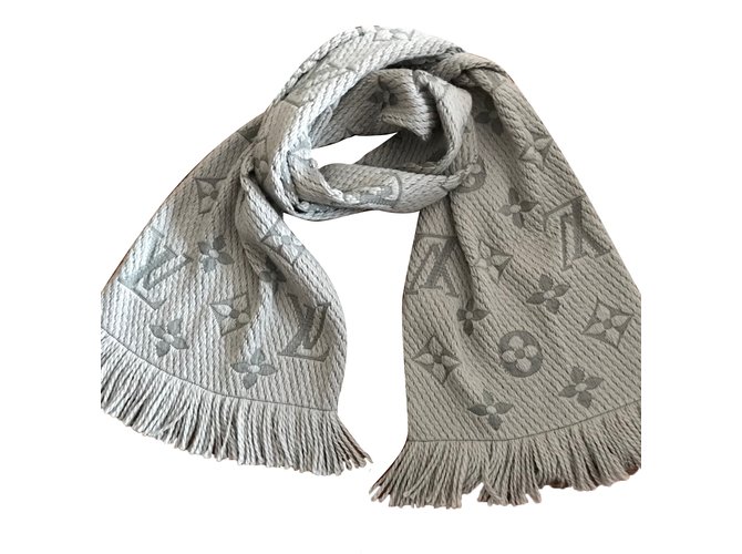 Louis Vuitton Scarves Grey Wool  ref.63283