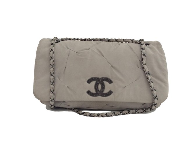 Chanel Handtaschen Grau Leder  ref.64394