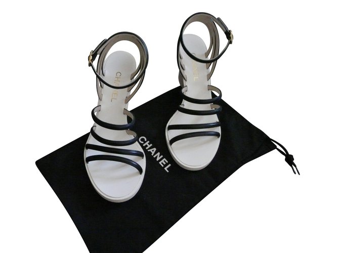 Chanel Sandálias Preto Fora de branco Couro  ref.64700