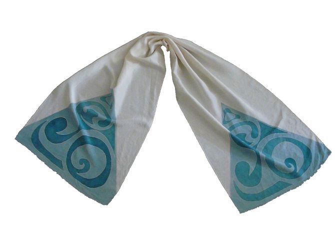 Autre Marque Handbemalte Seidenstola blau und creme Roh