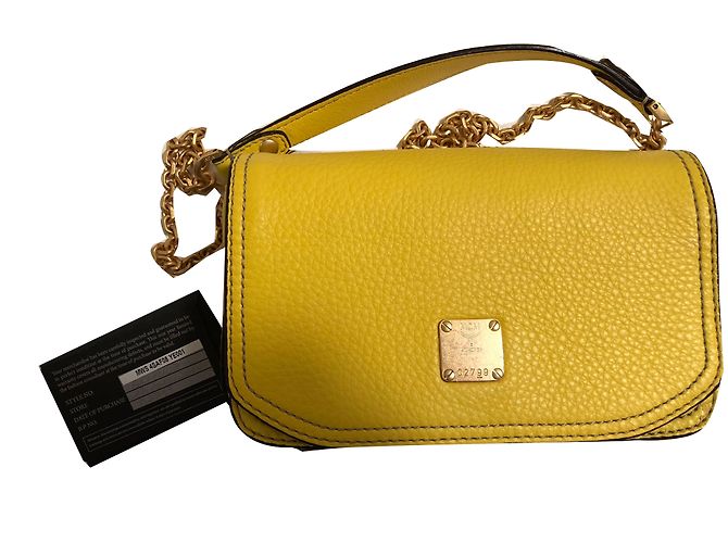 Bolsa de ombro MCM em couro amarelo com corrente dourada