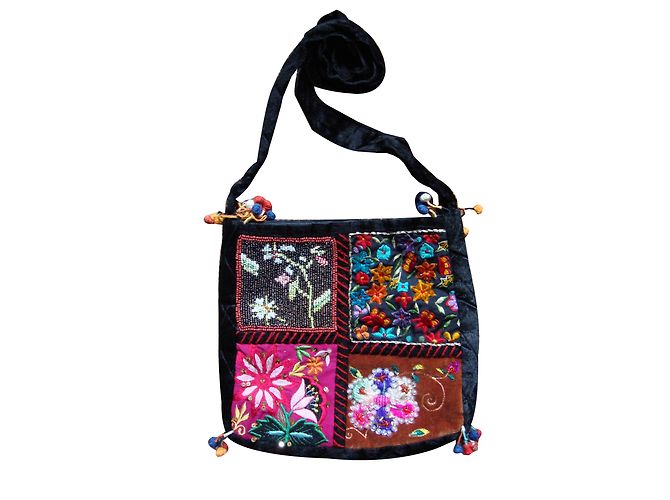 Autre Marque Bolsa étnica de veludo preto com bordados e pérolas Multicor