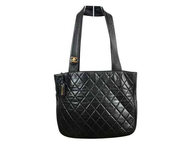 Chanel Einkaufstasche gestepptes schwarzes Leder  ref.66191