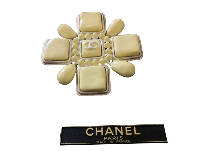 Chanel Pins & brooches Yellow Resin  ref.66536