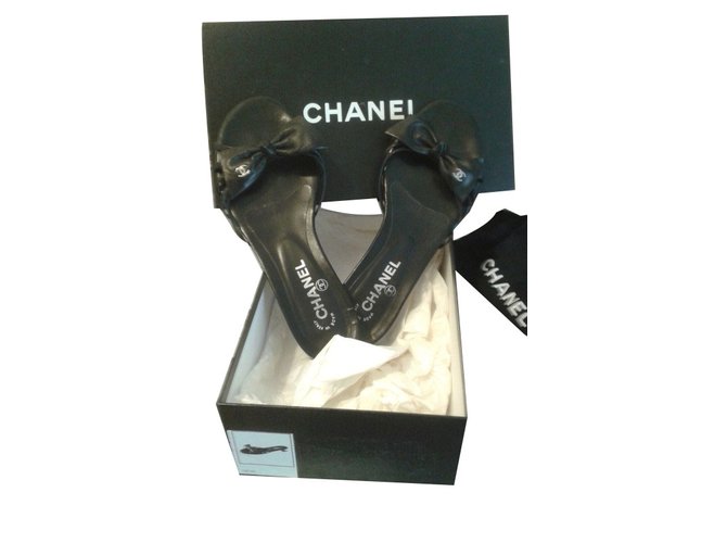 Chanel Sandalias Negro Piel de cordero  ref.66792